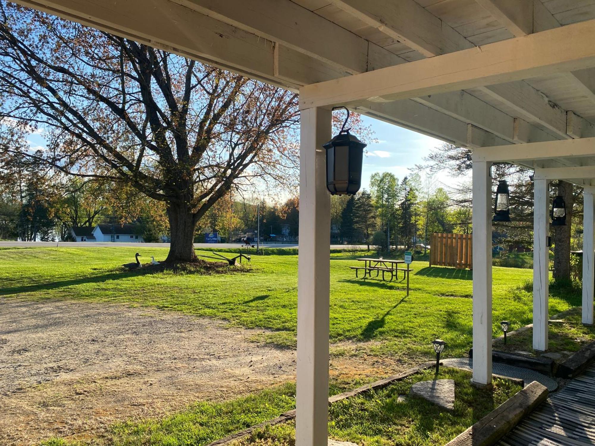 Our Place Up North Bnb 亨茨维尔 外观 照片